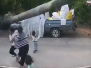 Anne Oğlunu Ölümden Saniyelerle Kurtardı