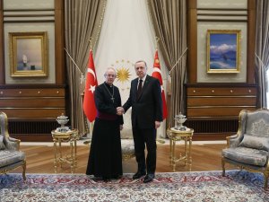 İngiltere Anglikan Kilisesi Başpiskoposunu Kabul Etti