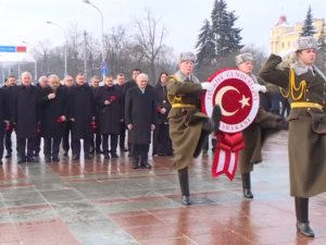 Yıldırım, Belarus’ta Zafer Anıtı’na Çelenk Koydu