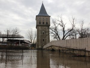Tunca Nehri Riskli Seviyede Akmaya Devam Ediyor