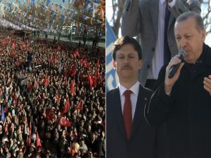Dışarıdaki Devasa Kalabalığa Hitap Etti
