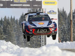 İsveç Rallisinde Kazanan Thierry Neuville