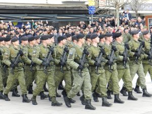Kosovalıların Göğsünü Kabartan Resmi Geçit