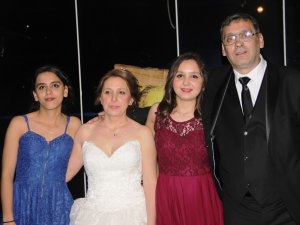 Annesini Babasına İstedi, Ablası Da Verdi