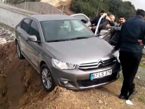 Uçurumun Kenarında Asılı Kalan Otomobili Böyle Kurtardılar