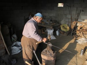 Sınırda 50 Yıldır Demir Dövüp Ekmeğini Çıkartıyor