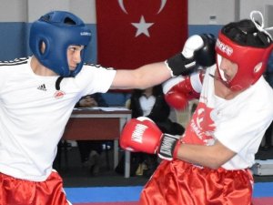 Kick Boks İl Birinciliği İçin Mücadele Ettiler
