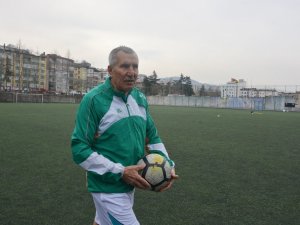 69 Yaşındaki Şerif Kunt, Karaçay Gençlik Spor Kulübü’ne Transfer Oldu