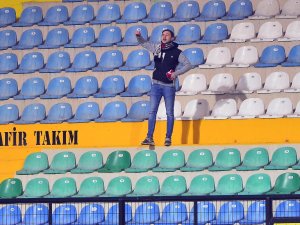 Takımını Yalnız Bırakmadı: Tribünde Bir Tek O Vardı