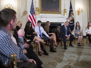 Trump Silahlı Saldırının Yapıldığı Lisenin Öğrencileriyle Bir Araya Geldi