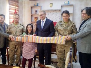 Down Sendromlu Sena Nur’dan, Mehmetçiğe Güzel Hediye