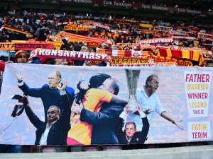 Taraftarlardan Gomis’e Pankartlı Destek