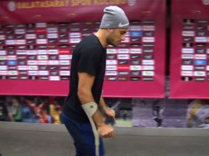 Eren Derdiyok Koltuk Değnekleriyle Stattan Çıktı
