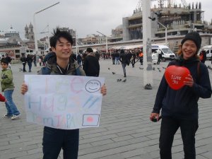 Japon Turistlerden Taksim’de "Sarılmak Bedava" Etkinliği