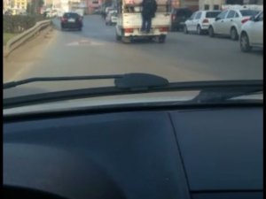 Trabzon’da Trafikte Nakliye Arabasının Arkasına Tutunarak Giden Vatandaş İşte Böyle Görüntülendi