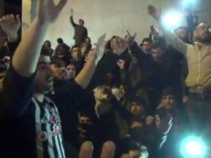 Beşiktaş Taraftarı Derbi Galibiyetini Çarşı’da Kutladı
