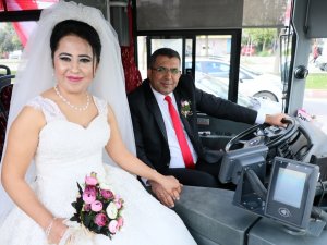 Belediye Otobüsü ’Gelin Arabası’ Oldu
