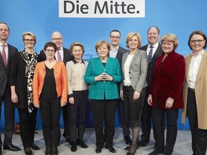 Merkel Bakanlarını Tanıttı