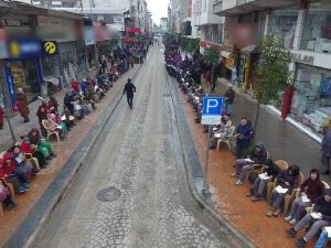 Bin Öğrenci Caddeye Dizilip Kitap Okudu