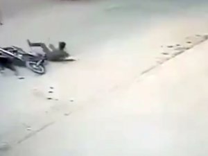 Devrilen Motosikletin Altında Kaldı