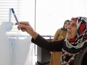 86 Yaşında Okuma-yazma Öğreniyor