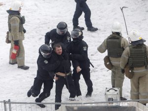 Ukrayna’daki Çatışmalarda 8 Polis Yaralandı