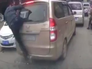 Araca Kung Fulu Saldırı Kamerada