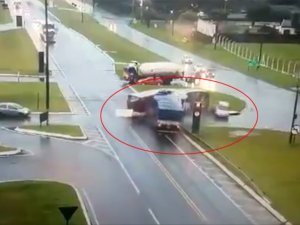 Otobüs İkiye Bölündü