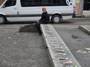 Yakılsın Diye Verilen Kitapları Satarak Harçlığını Çıkartıyor