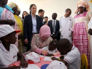 Emine Erdoğan’dan Pikine Sosyal Pediatri Enstitüsüne Ziyaret