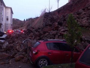 Trabzon’da İstinat Duvarı Çöktü, Araçlar Altında Kaldı
