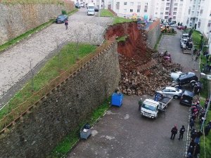 Trabzon’da İstinat Duvarı Çöktü, Araçlar Altında Kaldı...(2)