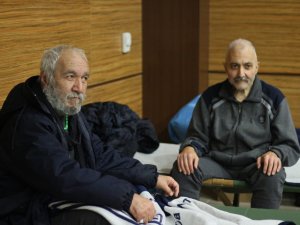Amerika’da Okudu, 5 Dil Biliyor, Evsizlerle Kalıyor