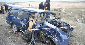 Trabzon plakalı otomobil kafa kaya çarpıştı 2 ölü, 6 yaralı