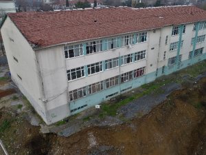 Korkutan Manzara: Lisede Eğitim Sürüyor !