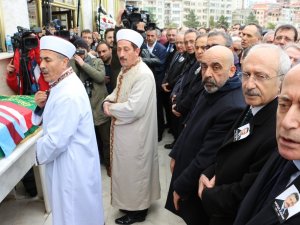 Chp’nin Meclis Grup Toplantısı’nı İptal Etti, Trabzon’a Cenazeye Geldi