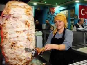 "Yeter Usta" Döner Kesip, Pide Ve Lahmacun Yapıyor