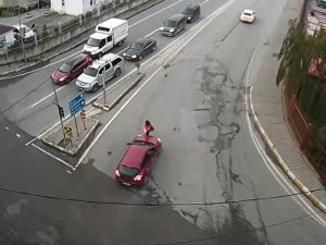 Dikkatsiz Sürücüler Yoldan Geçen Yayalara İşte Böyle Çarptı