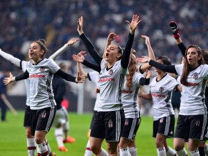 Beşiktaş Kadın Futbol Takımı’na Sevgi Seli