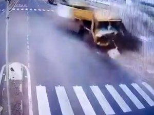 Otobüs Kamyona Çarptı: 1 Ölü, 10 Yaralı