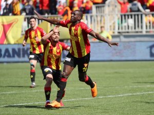 İzmir’de Sahne Demba Ba’nın