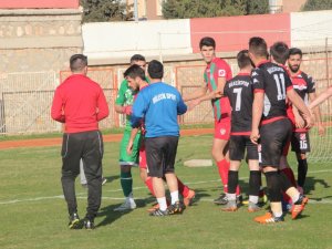 Amatör Ligde Saha İçi Ve Dışı Karıştı