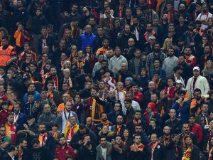 Galatasaraylı Taraftarlardan İkinci Yarı İçin Alkış Desteği