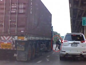 Motosikletli Kamyonun Altında Can Verdi.