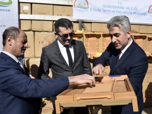 Gümüşhane’de Arıcılara 2 Bin 500 Polen Tuzaklı Kovan Altlığı Daha Dağıtıldı