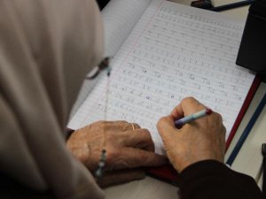 77’lik Nezahat Teyzenin Okuma Azmi
