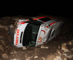 Ambulans şarampole uçtu, 3 yaralı