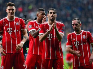 Bayernli Futbolcular Tribünleri Alkışladı