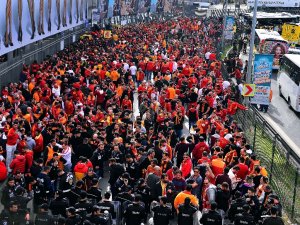 Galatasaray Taraftarları Kadıköy’e Geldi
