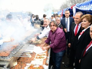 Mhp Kurultayı’na Katılanlara Adana Kebabı